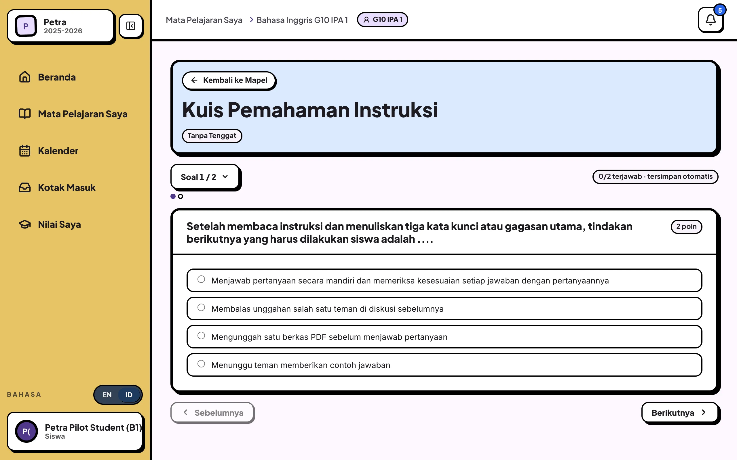 Layar kuis dengan tulisan Soal 1 / 2, titik kemajuan, dan tanda tersimpan otomatis